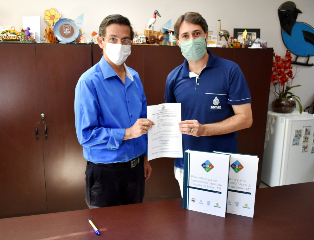 Prefeito assina Decreto de Compromisso com o Plano Municipal de Saneamento Básico