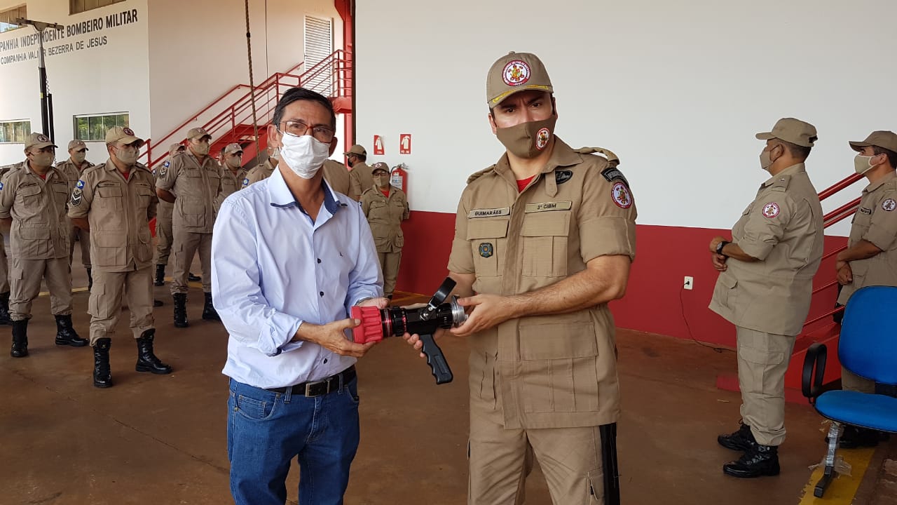 Prefeito Fábio Junqueira entrega equipamentos ao Corpo de Bombeiros